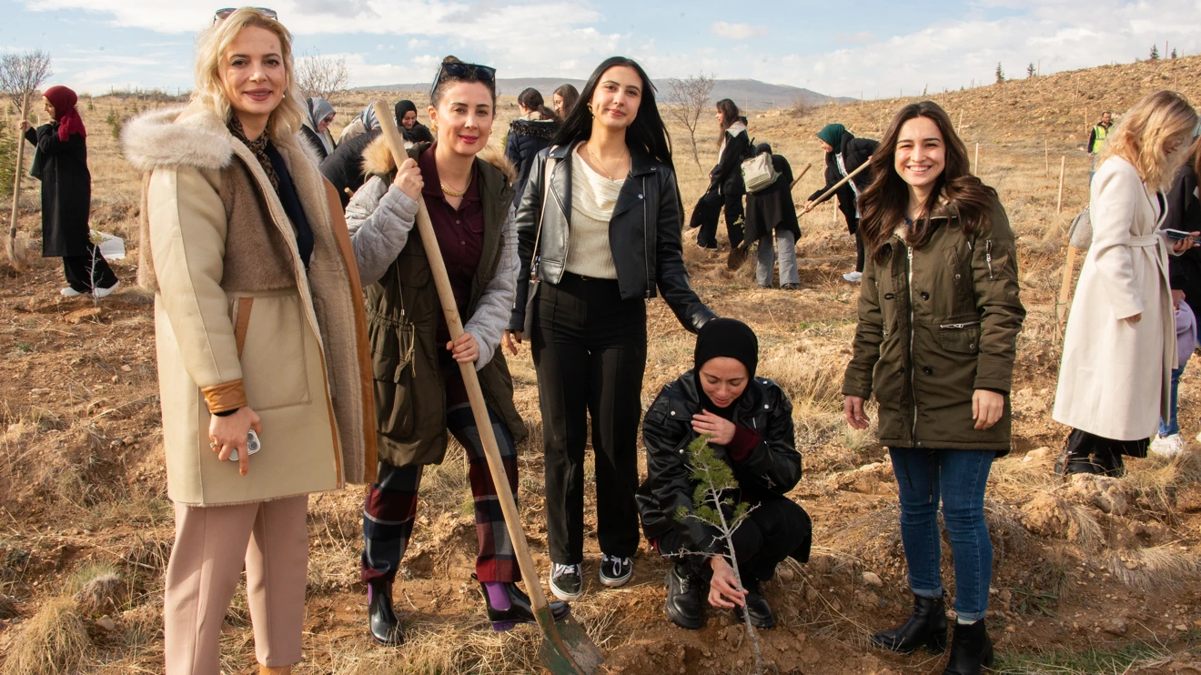 Selçuk Üniversitesi öğrencileri fidanları toprakla buluşturdu